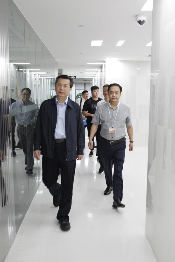 浙江省丽水市委书记王永康莅临艾莱依上海公司参观指导 新闻配图