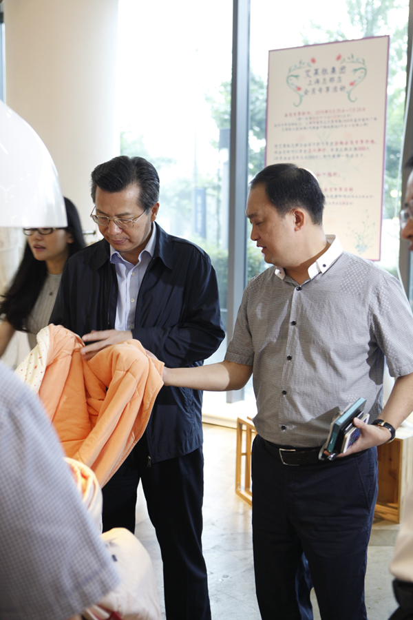 浙江省丽水市委书记王永康莅临艾莱依上海公司参观指导 新闻配图