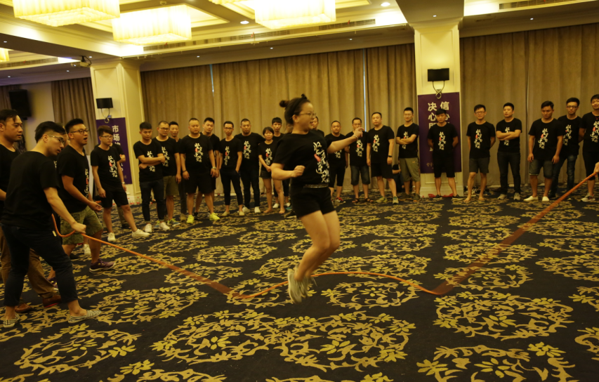 2016年艾莱依销售中心“坚守信念，逆境突围”出征动员大会 新闻配图