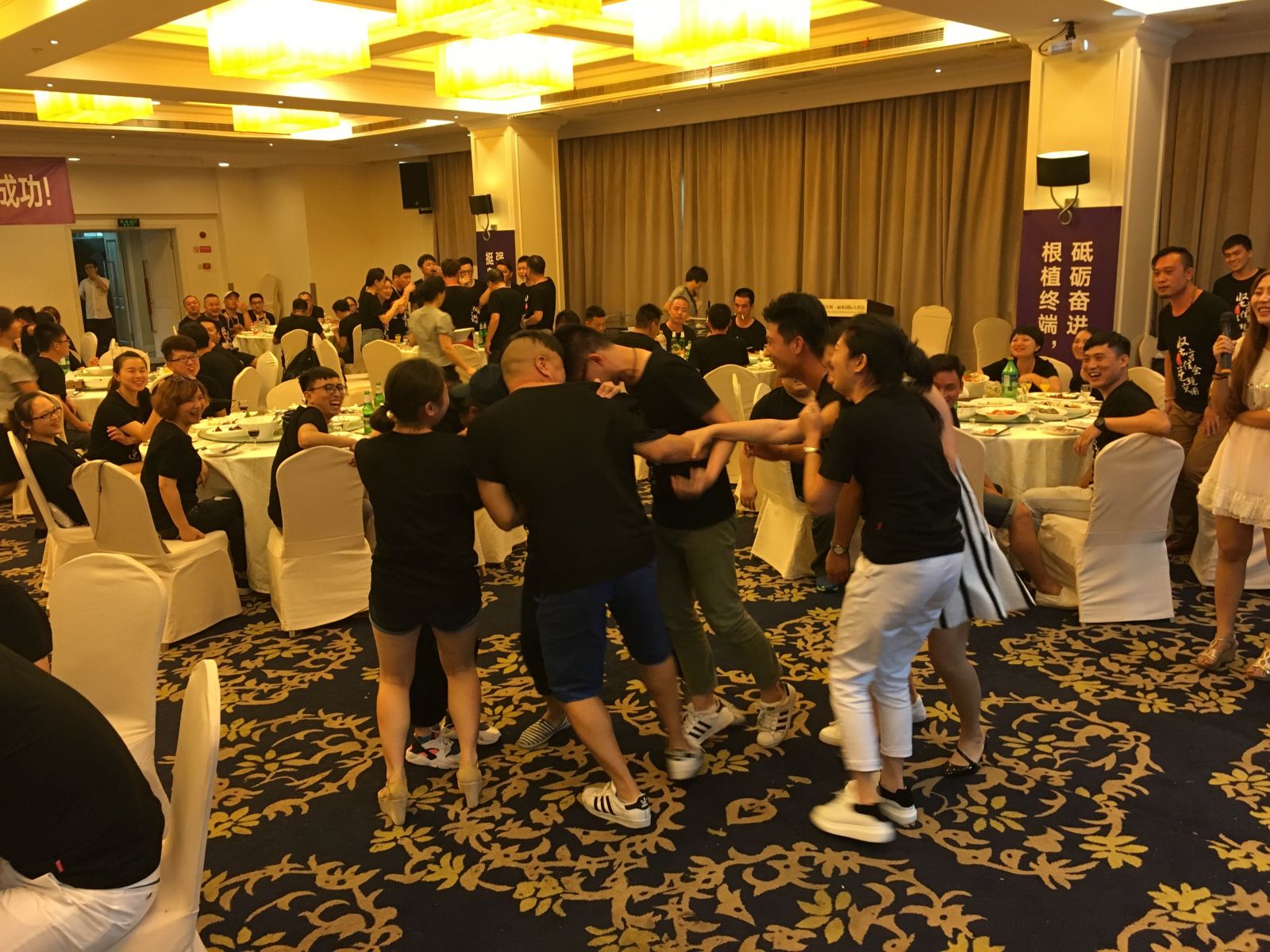 2016年艾莱依销售中心“坚守信念，逆境突围”出征动员大会 新闻配图