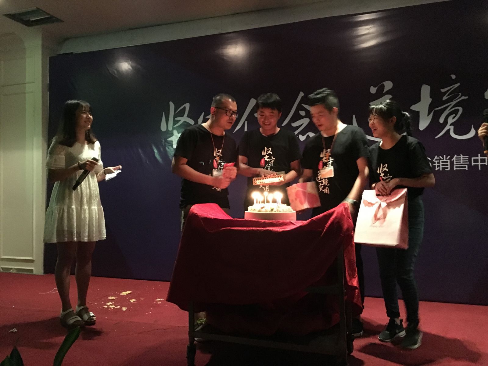 2016年艾莱依销售中心“坚守信念，逆境突围”出征动员大会 新闻配图