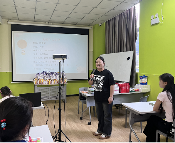 “艾”心手拉手,共绘暑期美好篇章▏艾莱依数字工厂第十四期暑期亲子班开班仪式 新闻配图