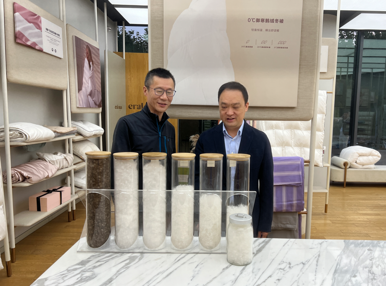 中国服装协会会长陈大鹏调研走访上海艾莱依 新闻配图