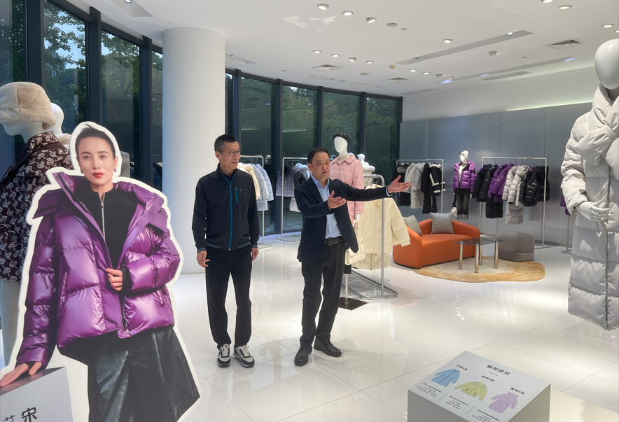 中国服装协会会长陈大鹏调研走访上海艾莱依 新闻配图