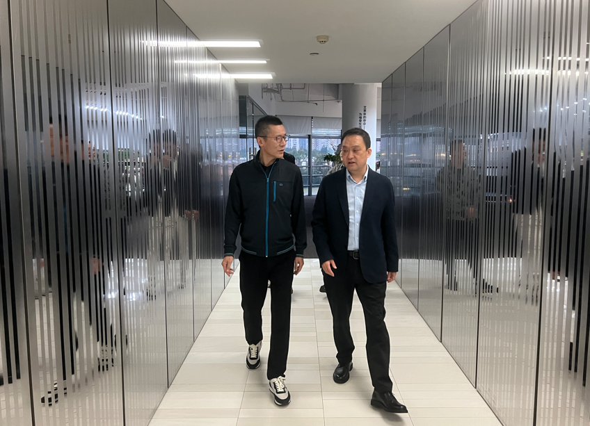 中国服装协会会长陈大鹏调研走访上海艾莱依 新闻配图