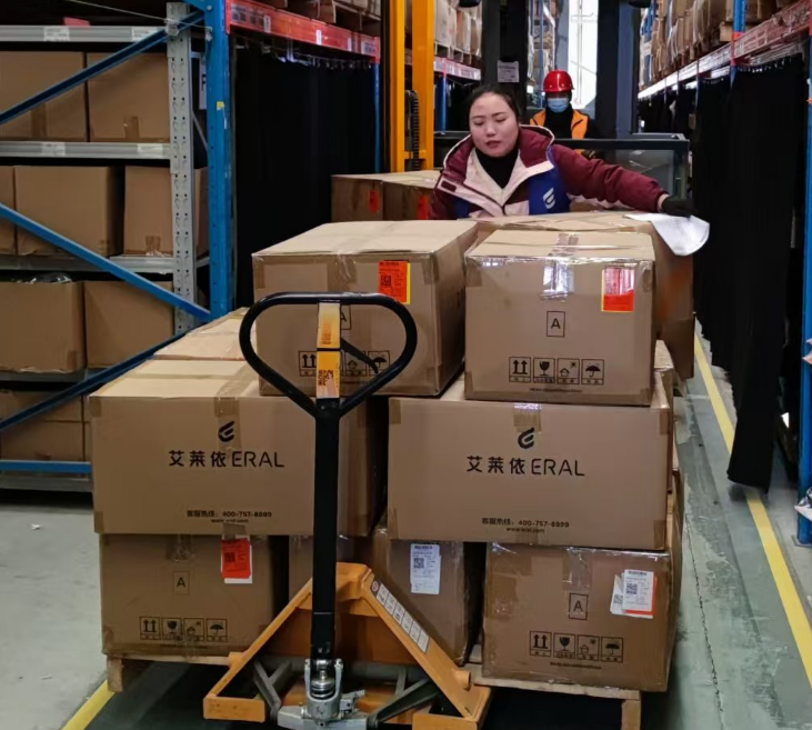 艾莱依捐赠价值150万御寒物资驰援西藏震区! 新闻配图