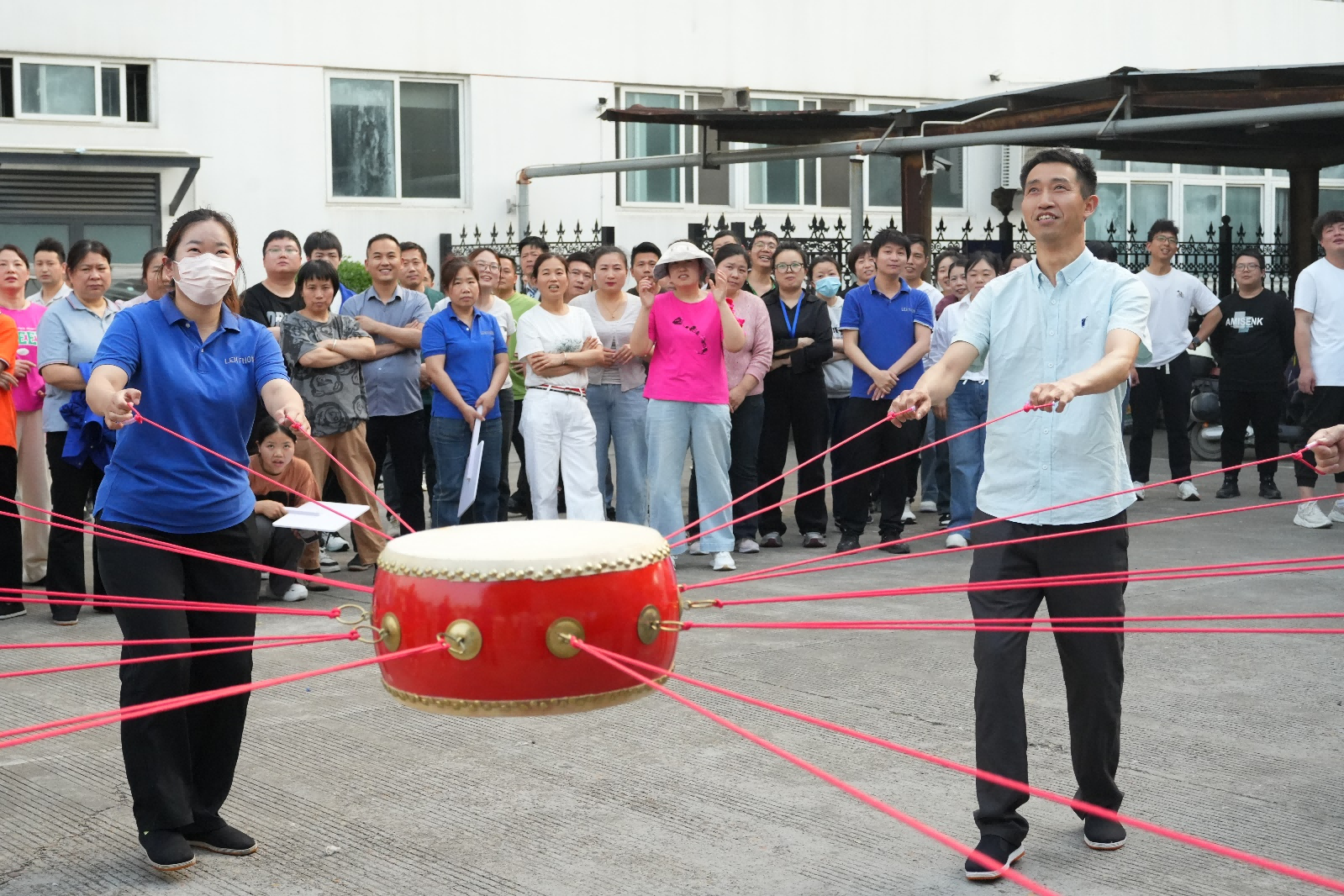 跃绳同心行·击鼓共奋进|艾莱依数字工厂团队活动携手书写韧性篇章 新闻配图