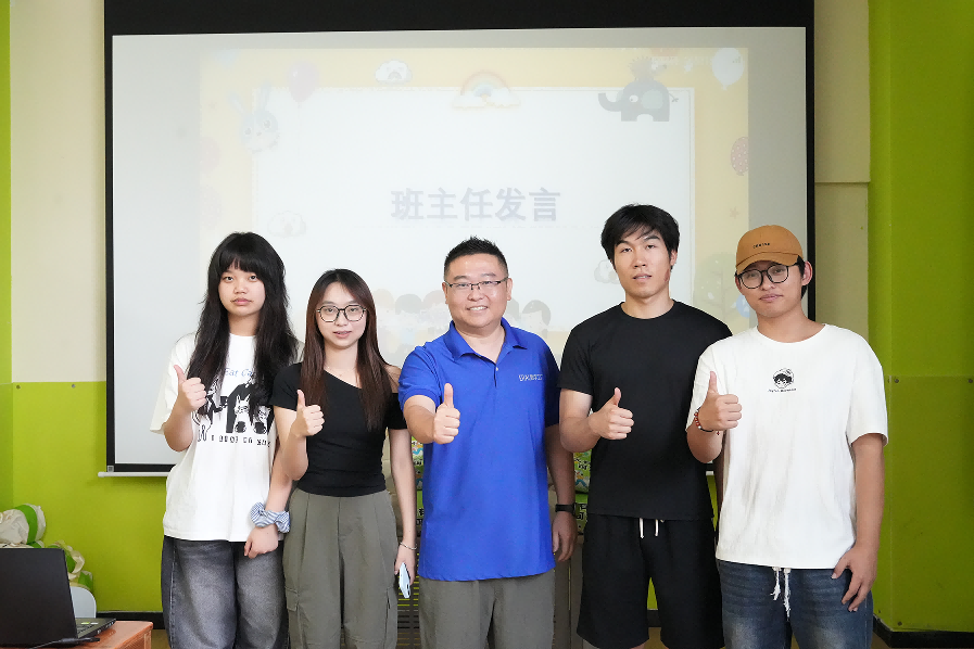 “艾”心共行,护航成长——艾莱依数字工厂第十五期暑期亲子班暖心启幕 新闻配图