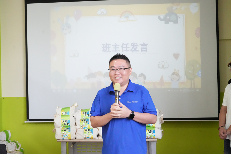 “艾”心共行,护航成长——艾莱依数字工厂第十五期暑期亲子班暖心启幕 新闻配图