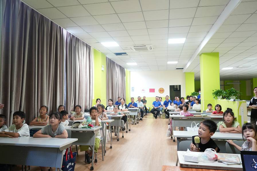 艾莱依数字工厂第十五期暑期亲子班圆满结班 | 童心筑梦护航成长新篇章 新闻配图