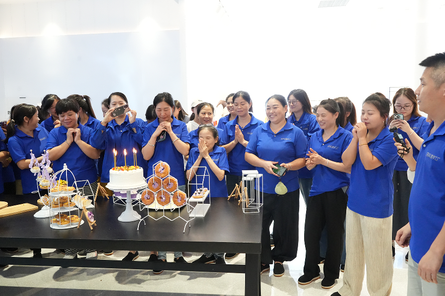 同心同行，共庆生辰——艾莱依数字工厂季度生日会温情绽放 新闻配图