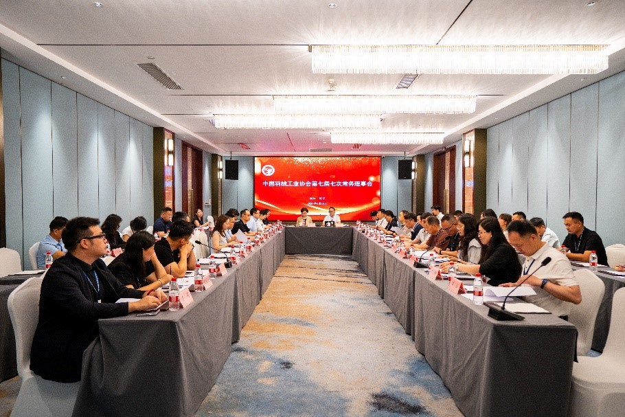 揽获行业全满贯,艾莱依深度参与羽绒行业三大年度盛会 新闻配图