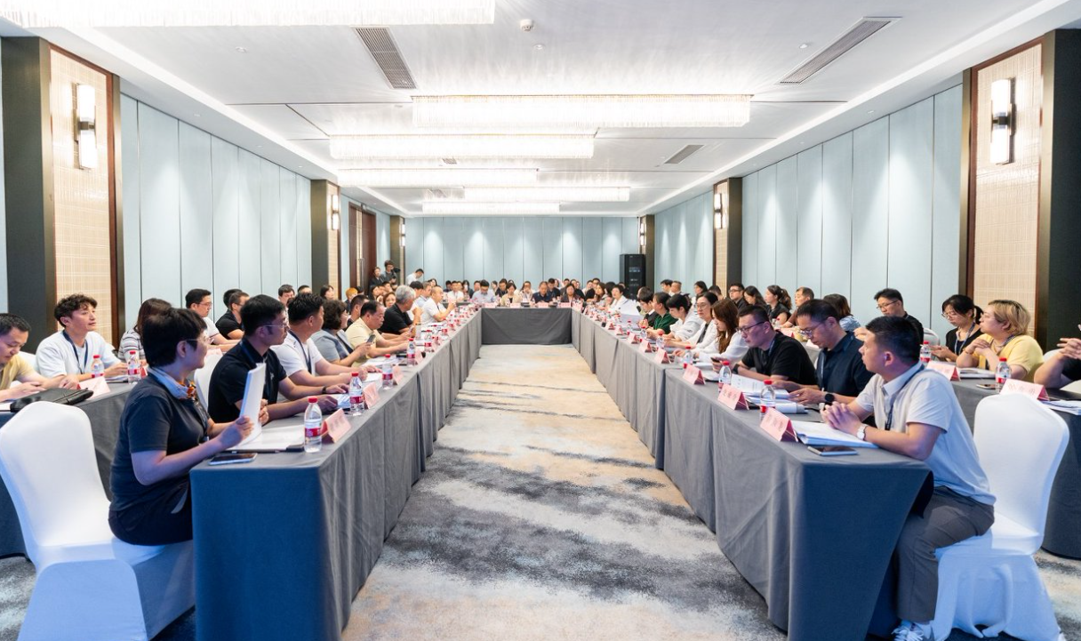 揽获行业全满贯,艾莱依深度参与羽绒行业三大年度盛会 新闻配图