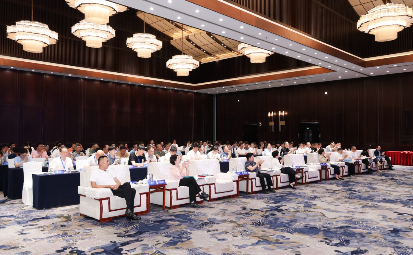 揽获行业全满贯,艾莱依深度参与羽绒行业三大年度盛会 新闻配图