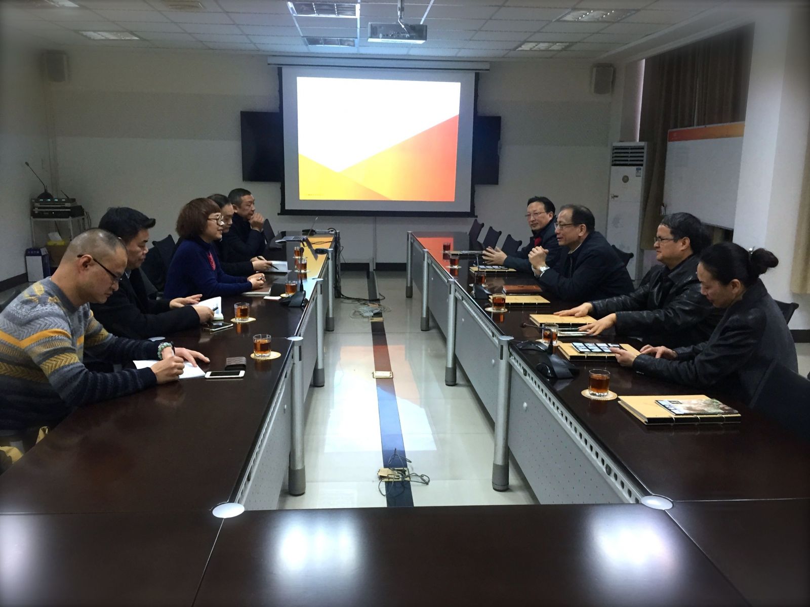 丽水市市委书记史济锡一行视察艾莱依，新春送祝福 新闻配图