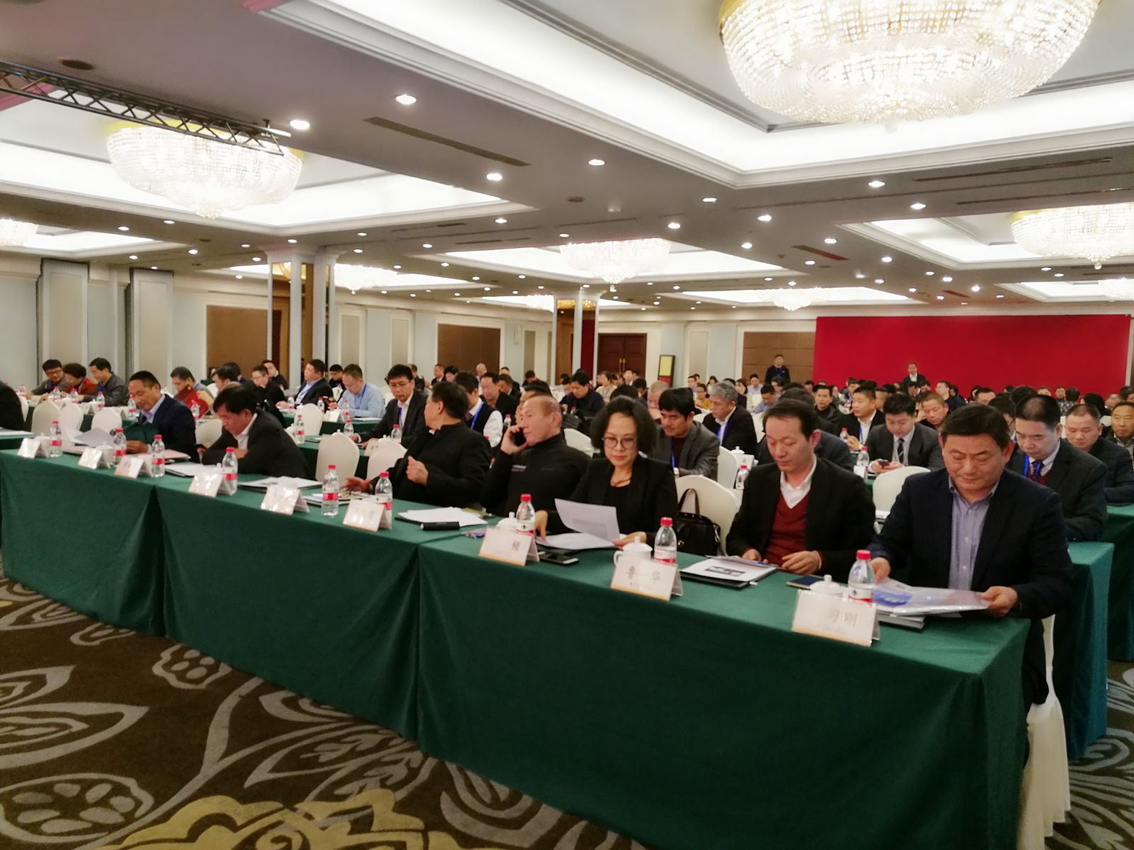 艾莱依集团荣获中国羽绒工业协会大奖 新闻配图