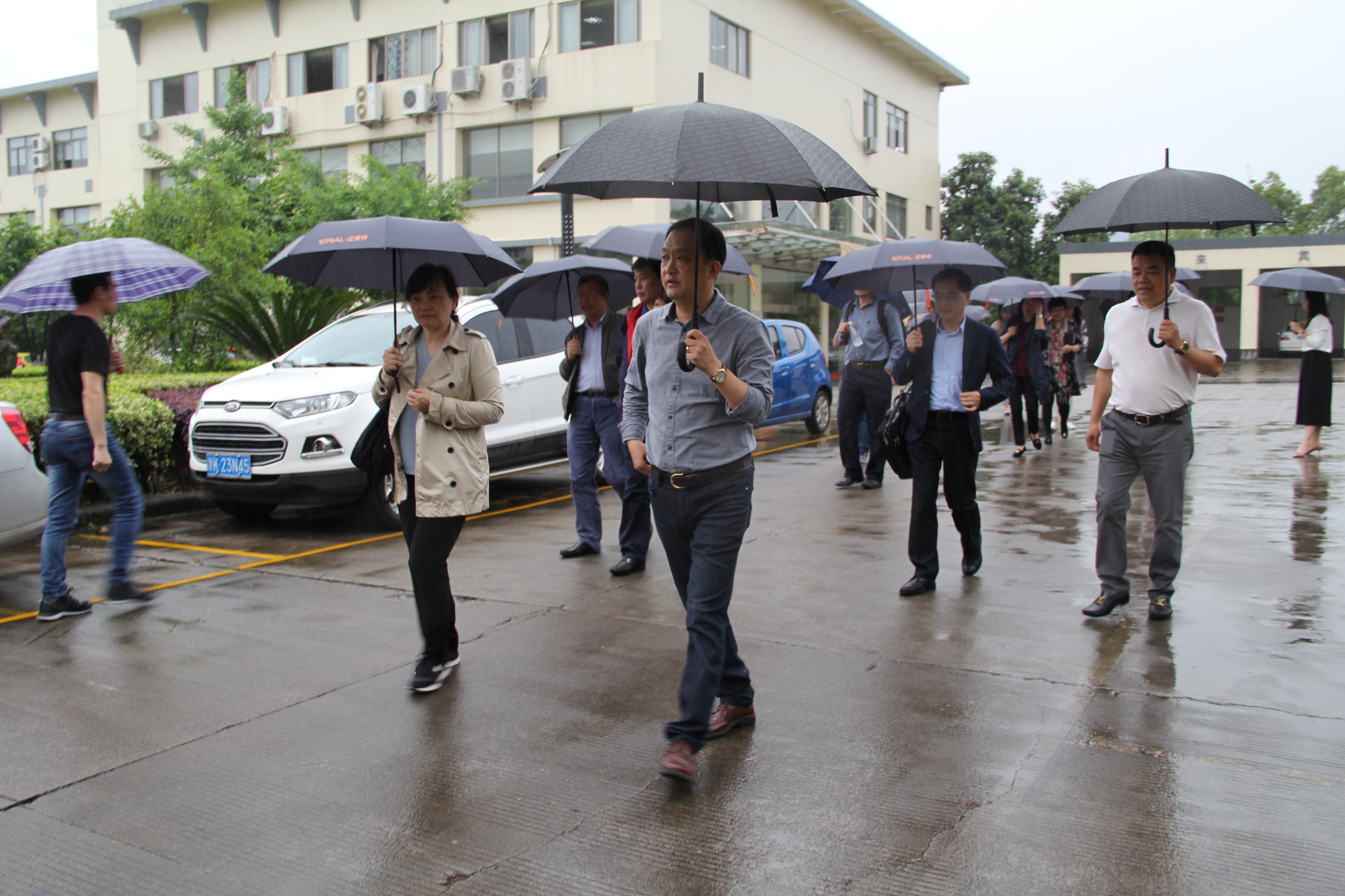 上海普陀区长风生态商务区商会走进丽水参观交流