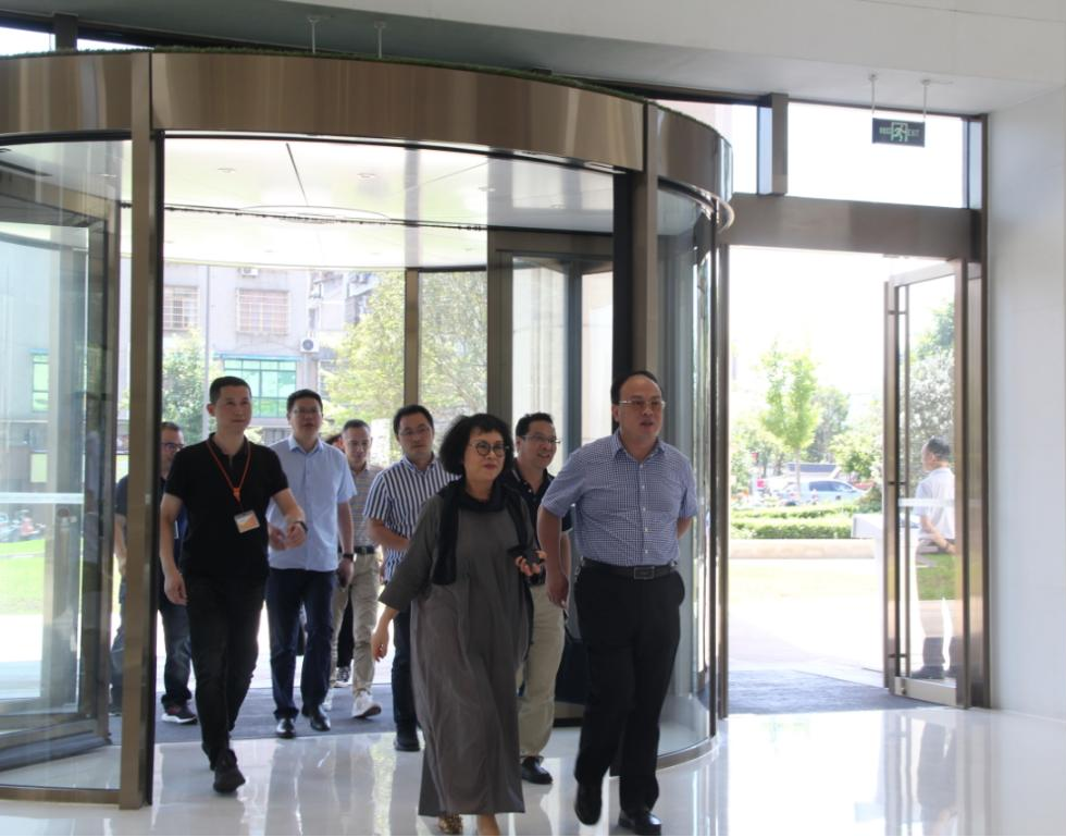 丽水市经信局翁伟荣局长一行莅临艾莱依调研指导